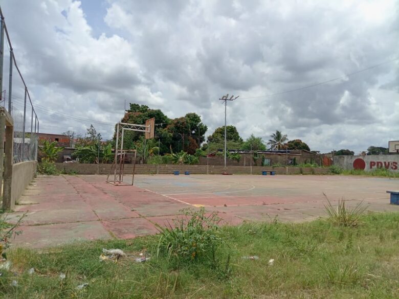 Habitantes del sector 12 de Octubre piden culminación de la cancha comunitaria