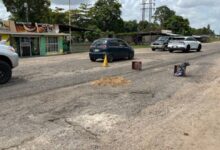 Habitantes del sector El Zamuro se organizaron para rellenar los baches en la vía nacional