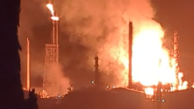 Gran incendio en refinería de Geelong amenaza el suministro de combustible en Australia