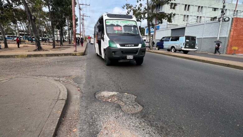 Conductores piden asfaltado para la avenida Bicentenario ante varios huecos