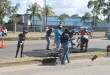 ¡Por fin! Tapan los huecos en el canal de servicio de la Av. Bella Vista hacia el Metropolitano