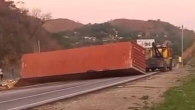 Vehículo de carga pesada pierde su mercancía tras volcarse en Valencia (+Video)