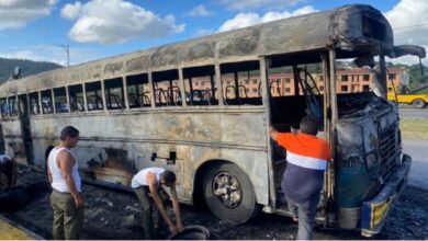 Se incendia unidad de transporte público en punto de control de Miranda