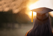 Joven se gradúa y celebra su título frente a la cárcel en donde está su padre