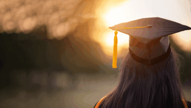 Joven se gradúa y celebra su título frente a la cárcel en donde está su padre