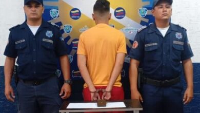 Arrestan a joven por acosar y enviar videos para adultos a un niño de 12 años