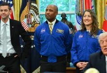 Trump se burla de las orejas del jefe de la NASA delante de los astronautas que fueron a la Luna
