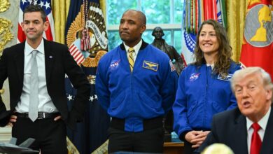 Trump se burla de las orejas del jefe de la NASA delante de los astronautas que fueron a la Luna