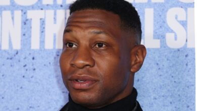 Actor Jonathan Majors cae de una ventana y un integrante de la producción resulta herido