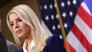 Donald Trump cesa de sus funciones a la fiscal general Pam Bondi