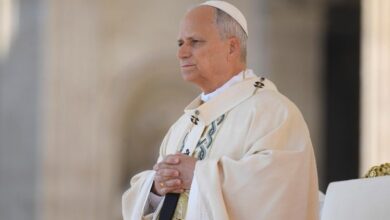 León XIV define la postura del Vaticano sobre bendiciones a parejas del mismo sexo