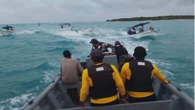 Salvan a pasajeros de dos lanchas tras naufragio en Cayo Sombrero