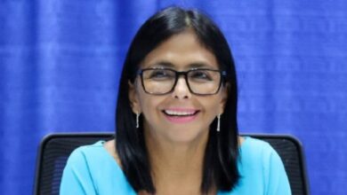 Delcy Rodríguez llega de Barbados enfocada en generar empleo y fortalecer la economía