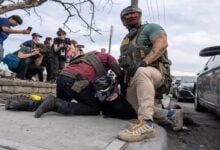 Manifestantes y agentes de ICE chocan durante protestas por las condiciones de reclusión en un centro de Nueva Jersey