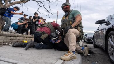 Manifestantes y agentes de ICE chocan durante protestas por las condiciones de reclusión en un centro de Nueva Jersey