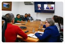 Venezuela amplía brigadas de voluntarios para contener derrame petrolero en Güiria