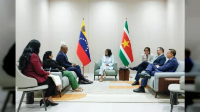 Delcy Rodríguez sostiene encuentro con la delegación diplomática de Surinam