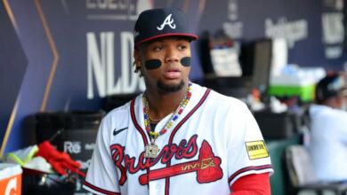 Ronald Acuña Jr. abandona juego de los Bravos por dolor en el pulgar izquierdo