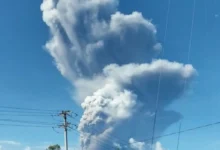 Tres excursionistas fallecidos tras erupción de un volcán en Indonesia
