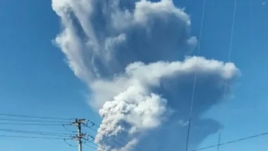 Tres excursionistas fallecidos tras erupción de un volcán en Indonesia