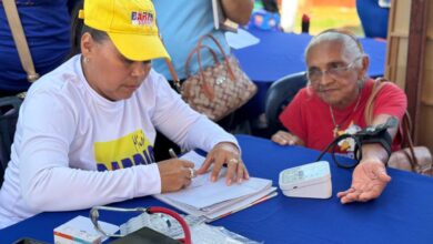 Los abuelos de la comunidad Los Algarrobos en Sotillo, reciben atención médica.