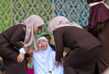 Mujer se desmaya tras recibir 100 latigazos en Indonesia por mantener relaciones fuera del matrimonio