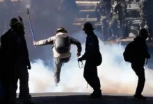 Mineros cooperativistas paralizan La Paz y se enfrentan a la policía en Bolivia