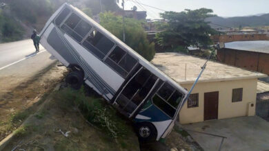 Autobús rodó sin control y cayó en una vereda de La Picha"