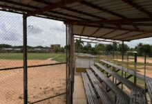 Habitantes de La Cruz piden la restauración urgente del Estadio Juan López Traslaca