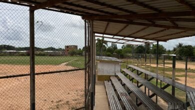 Habitantes de La Cruz piden la restauración urgente del Estadio Juan López Traslaca