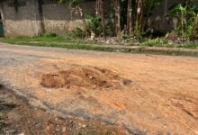 Vecinos de Brisas del Aeropuerto piden “una gota” de asfalto para su sector
