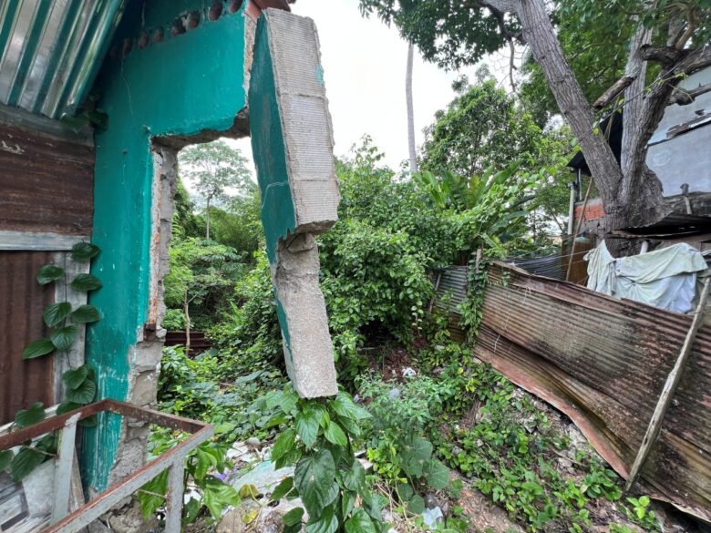 Abuela de 84 años en riesgo extremo por colapso de canalización y vivienda en Maturín
