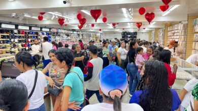 Maturineses desbordan el centro de la ciudad en vísperas del Día de las Madres
