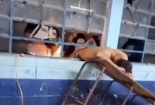 Ladrón queda atorado en una ventana cuando intentaba robar una escuela