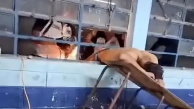 Ladrón queda atorado en una ventana cuando intentaba robar una escuela
