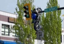 Motocicleta queda incrustada en un semáforo tras brutal choque en Canadá