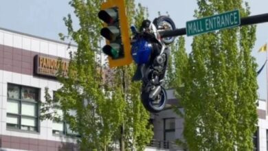 Motocicleta queda incrustada en un semáforo tras brutal choque en Canadá