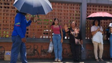 Ante altas temperaturas maturineses recurren a sombrillas y bebidas para refrescarse