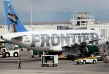 Peatón muere tras ser impactado por un avión de Frontier