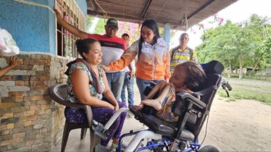 Entregan silla de ruedas especial a niña Yerlismar Villahermosa en El Soberano II