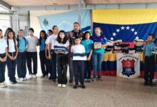 Dotan de uniformes escolares al Liceo "Juan Francisco Milá de la Roca" en Caicara