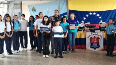 Dotan de uniformes escolares al Liceo "Juan Francisco Milá de la Roca" en Caicara