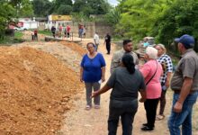 Ana Fuentes entrega materiales para culminar puente en el sector Valle Paramaconi