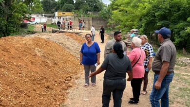 Ana Fuentes entrega materiales para culminar puente en el sector Valle Paramaconi