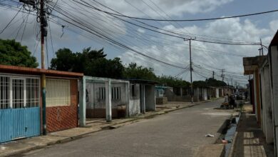 Reportan desborde de cloacas en la calle Prefagua de Las Carolinas
