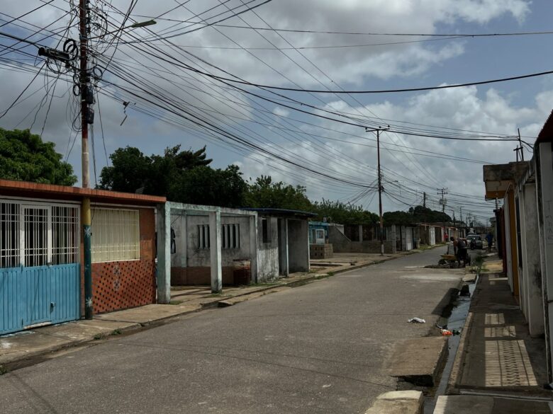 Reportan desborde de cloacas en la calle Prefagua de Las Carolinas