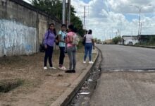 Estudiantes de la UPEL piden construcción de paradas para el resguardo del sol y la lluvia
