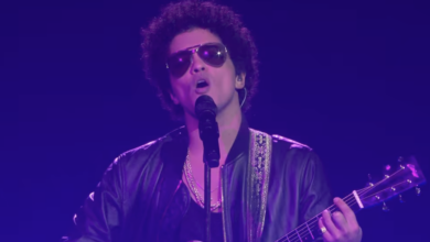Bruno Mars sorprende cantando en español en su nuevo tema “Lo arriesgo todo”