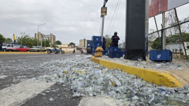 Camión cargado de cervezas se vuelca en Maracaibo