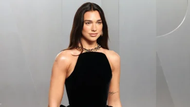 Dua Lipa acusa a Samsung de usar su rostro en empaques de televisores